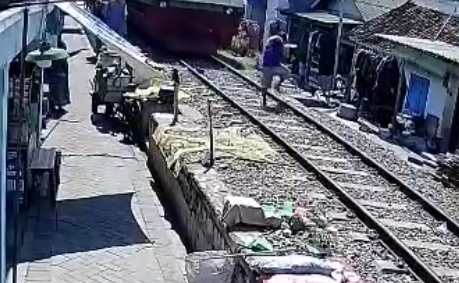 Deaf man survives after being struck by slow-moving train in Sidotopo, Surabaya - Indonesia