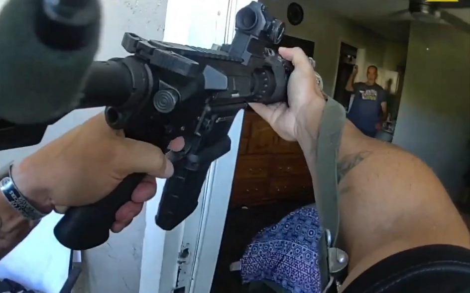 Barricaded man shot and killed by deputies during standoff at Orlando apartment - Florida