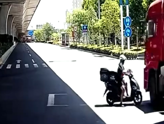 Moped rider tragically crushed and killed after being run over by truck - China