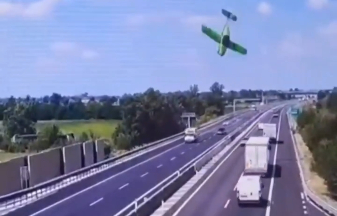 Light aircraft crashes onto road, killing two and injuring passing motorists - Italy