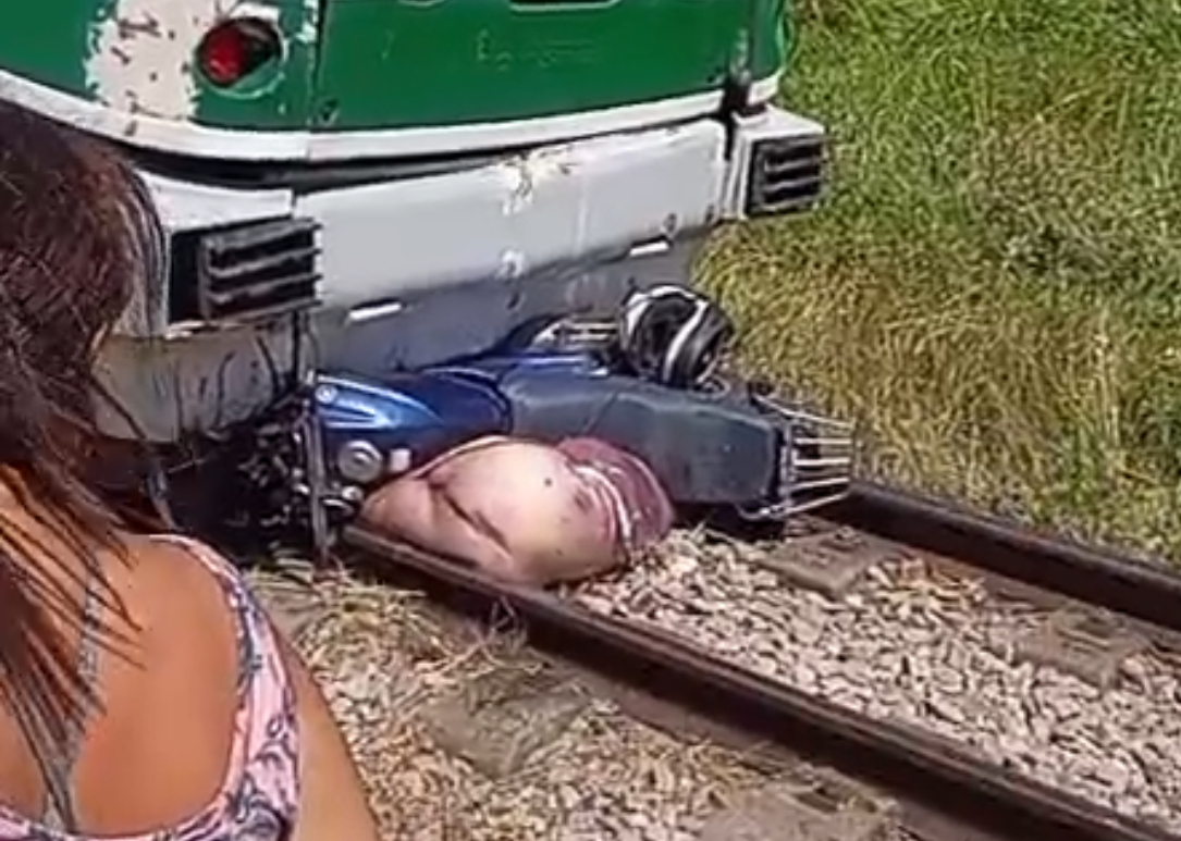 Motorcyclist killed after being struck and dragged by light rail train at illegal crossing in Fortaleza - Brazil