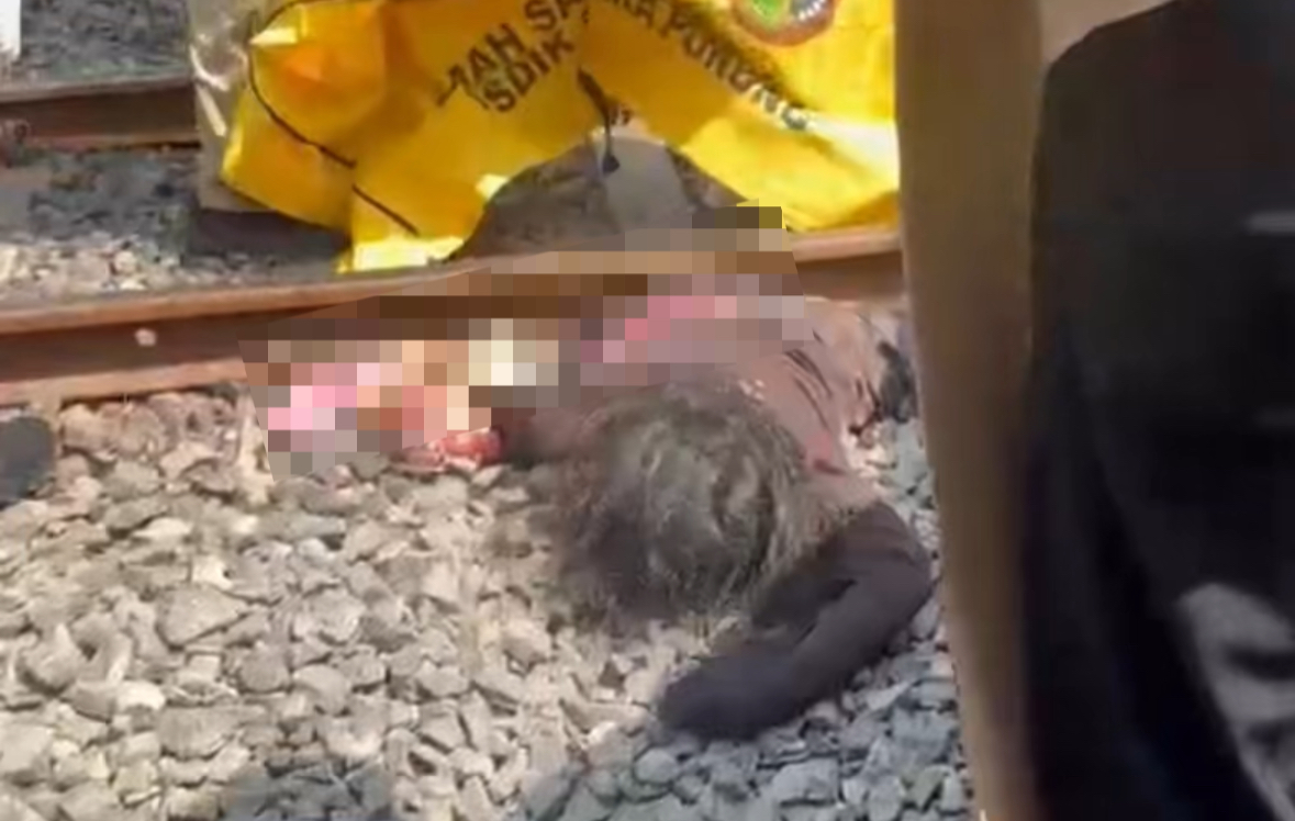 Unidentified woman struck and killed by train while crossing tracks in Sidoarjo - Indonesia