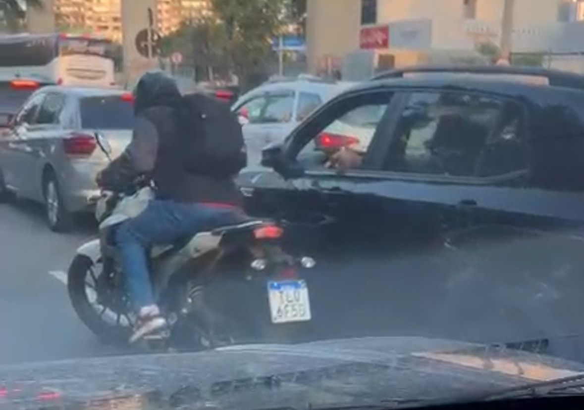Driver shoots and injures motorcycle thief during robbery attempt - Mexico City