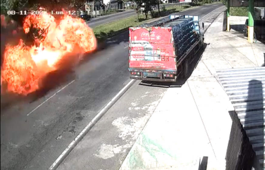 Truck engulfed in flames overturns, leaving one dead and one critically injured - El Salvador