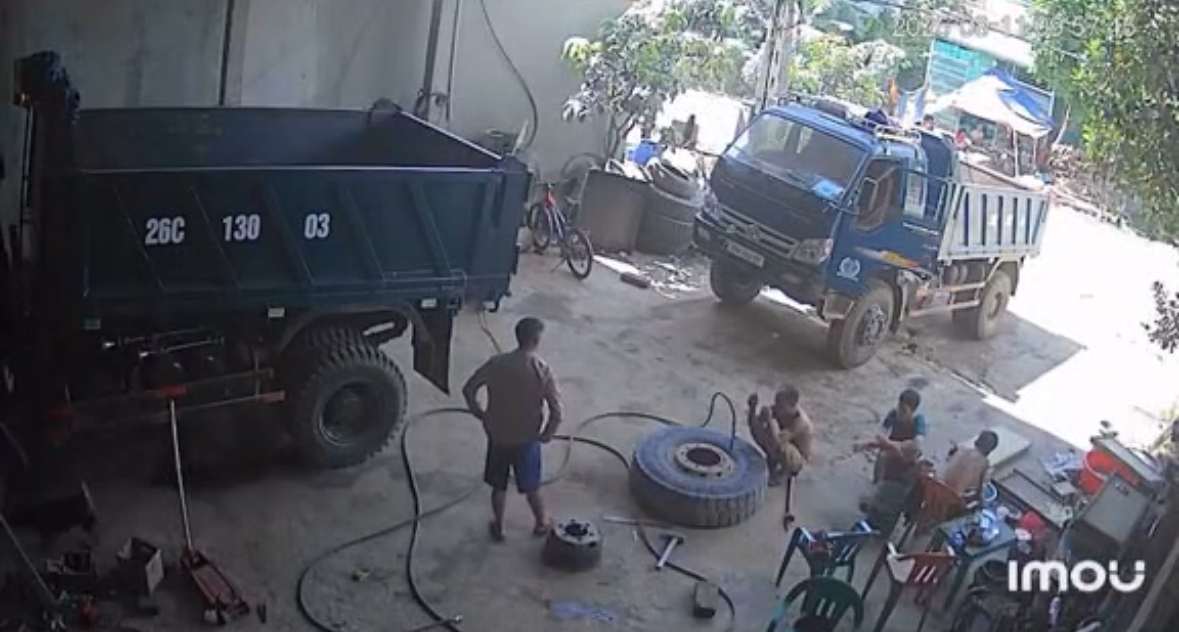 Tire worker knocked unconscious after overfilled tire explodes - Vietnam