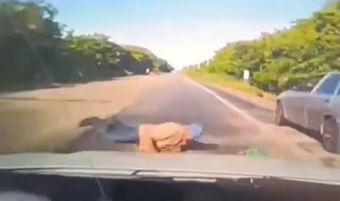 Elderly man dies after slipping and falling while trying to cross road  - Mexico