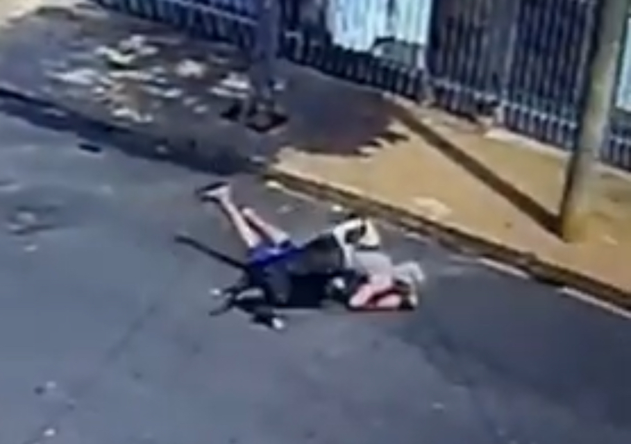 78-year-old man attacked by Pitbull while protecting great-granddaughter - Brazil