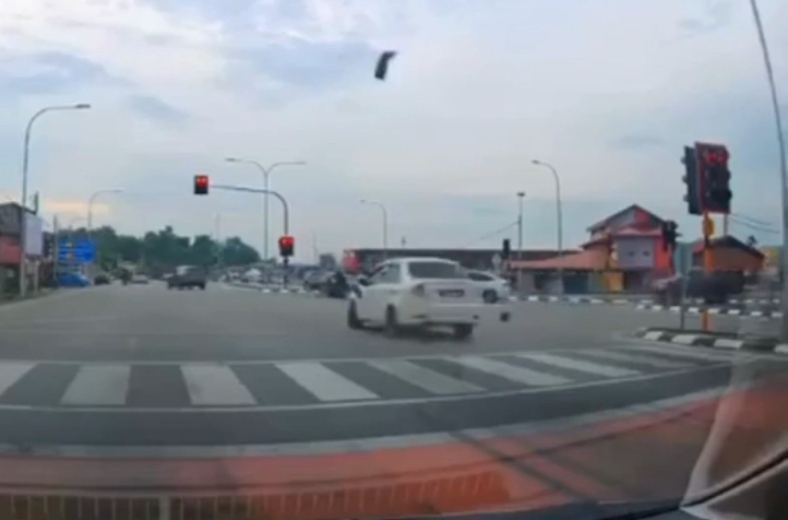 Teen motorcyclist killed after car runs red light near Pasar Melor, driver arrested - Malaysia