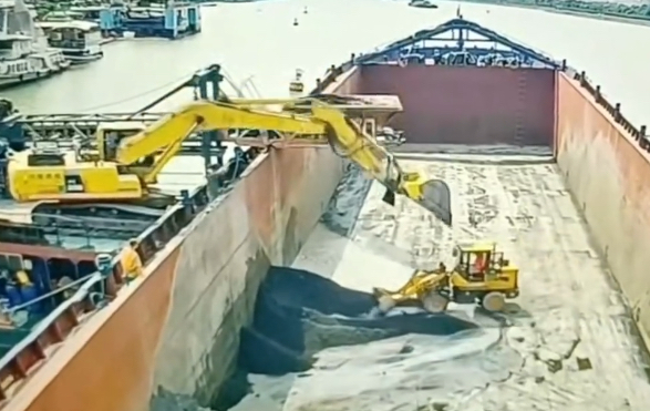 Tractor destroyed in cargo ship accident after poor visibility with excavator during gravel unloading - China
