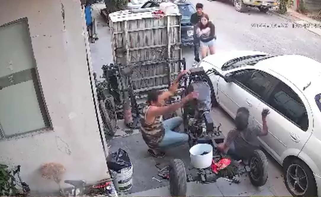 Woman fatally shoots mechanic at point-blank range while accompanied by young man who recorded the crime - Mexico