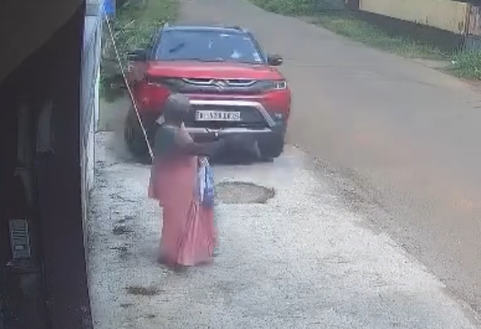 Elderly woman killed after being hit by car while waiting for bus in Pathanamthitta, Kerala - India