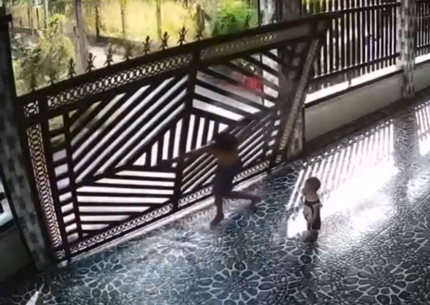 Father causes gate to fall on toddler’s head, leaving the child injured - Vietnam