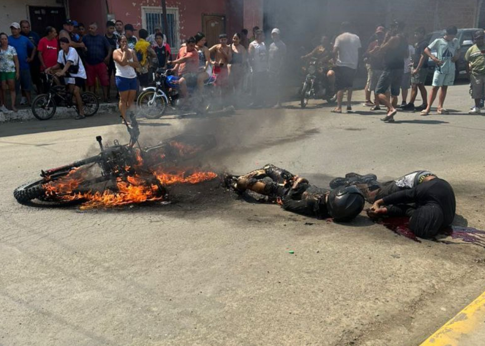Motorcycle hitmen burned alive after victim fires back, striking fuel tank in Santa Ana - Ecuador