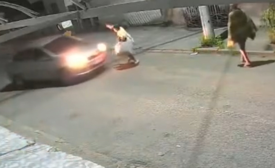 Driver runs over and kills armed robbery suspect disguised as garbage collector after attempted robbery - Brazil
