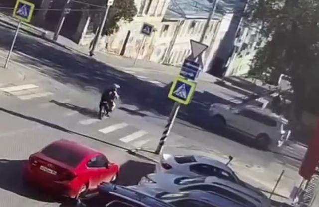 Teenagers injured after motorcycle collides with SUV during apparent police pursuit in central Saratov - Russia