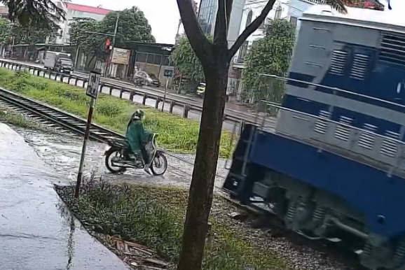 Motorcyclist killed after being hit by train at crossing - Vietnam