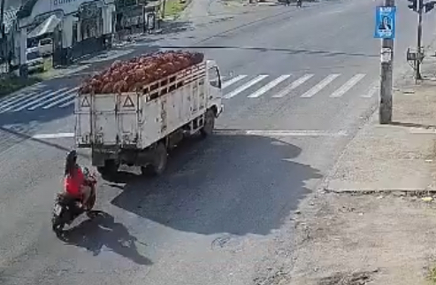 Woman dies after collision with truck carrying cylinders on Quinindé–Santo Domingo road - Ecuador
