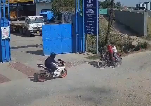 High-speed sports bike slams into motorcycle in Hapur, sending riders flying and leaving three injured - India