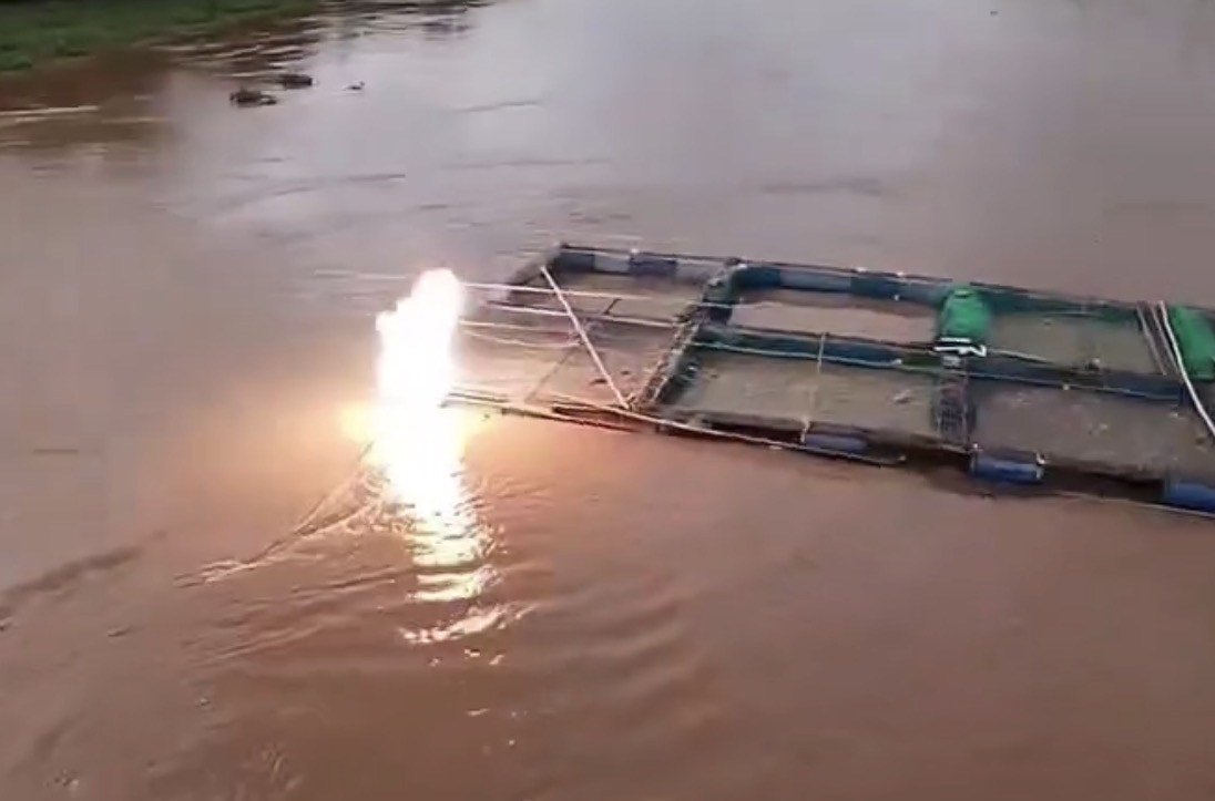 Man electrocuted after fish raft struck power lines and was swept away by strong currents - Thailand