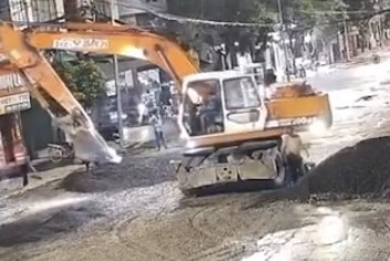 Worker killed after being struck in the head by back of excavator - Vietnam