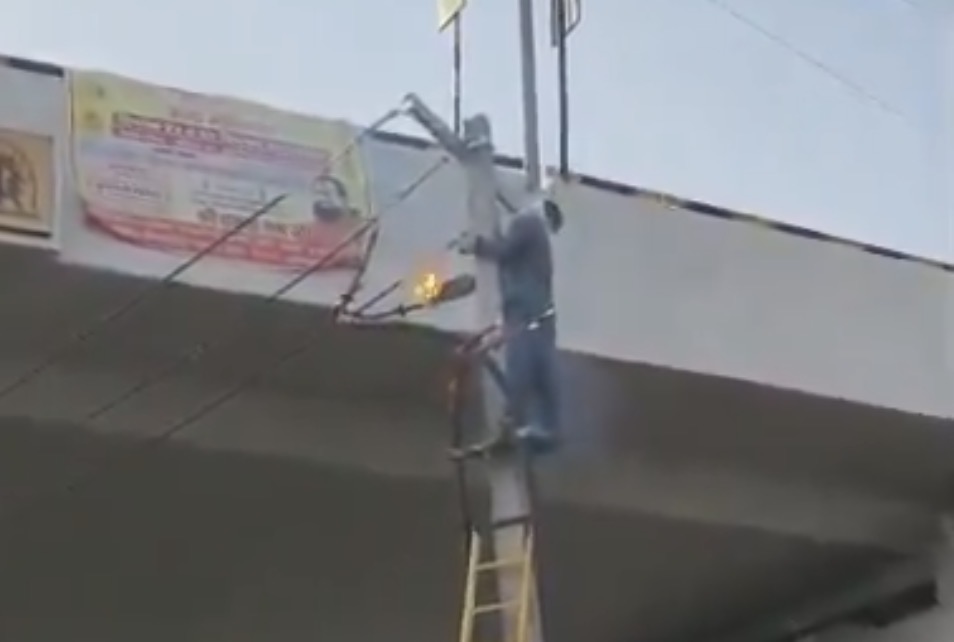 Electric worker electrocuted and impaled during repair in Jodhpur - India
