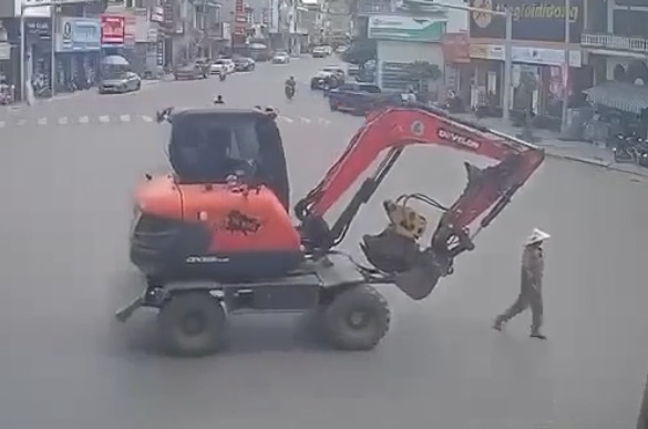 Pedestrian struck and killed by excavator at busy intersection in Hạ Long, Quảng Ninh - Vietnam