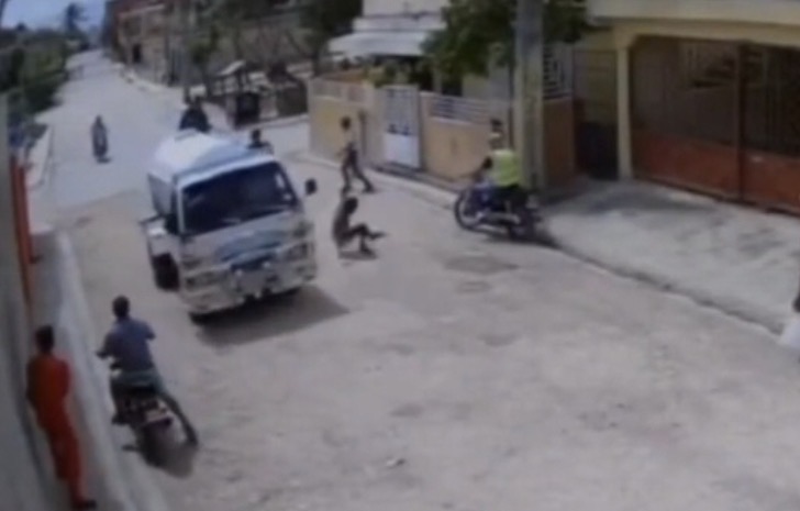 Tragic fall claims young woman’s life during mysterious chase beside water truck in Villa Hermosa - Dominican Republic