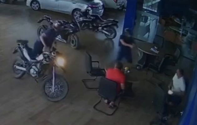 Deadly shooting at São Miguel dealership leaves businessman, gunman, and young apprentice dead - Brazil