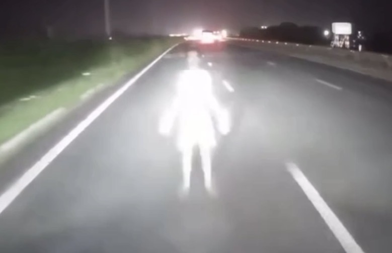 Driver shocked as man suddenly appears on Phap Van highway - Vietnam