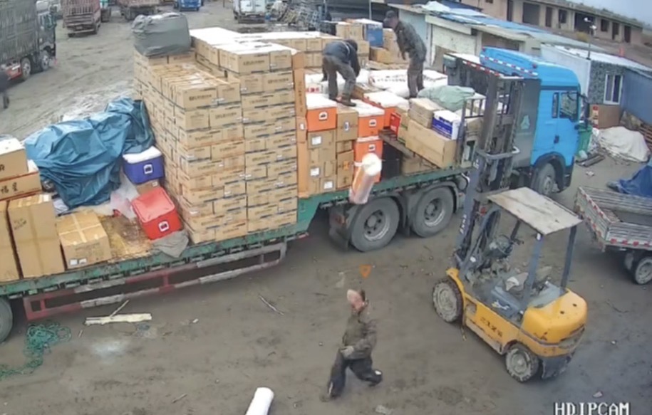 Delivery mishap caught on camera as worker accidentally hits colleague with thrown package - China