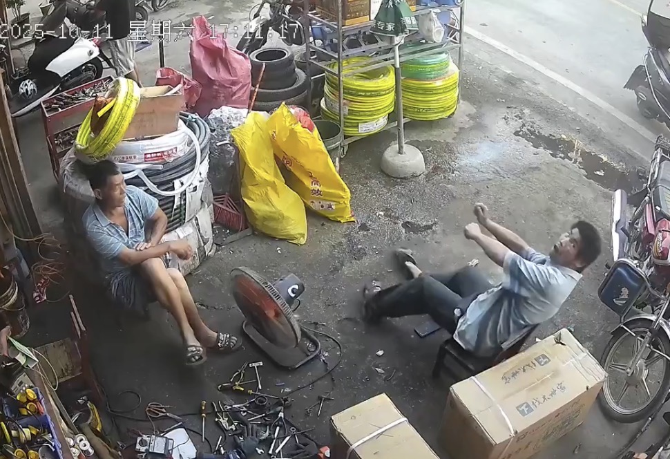 Man suffers fatal epileptic seizure in front of coworkers as they laugh, unaware of his distress - Vietnam