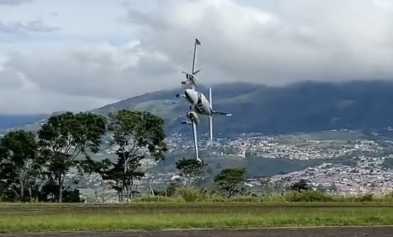 Tragic plane crash at Paramillo Airport leaves two dead - Venezuela