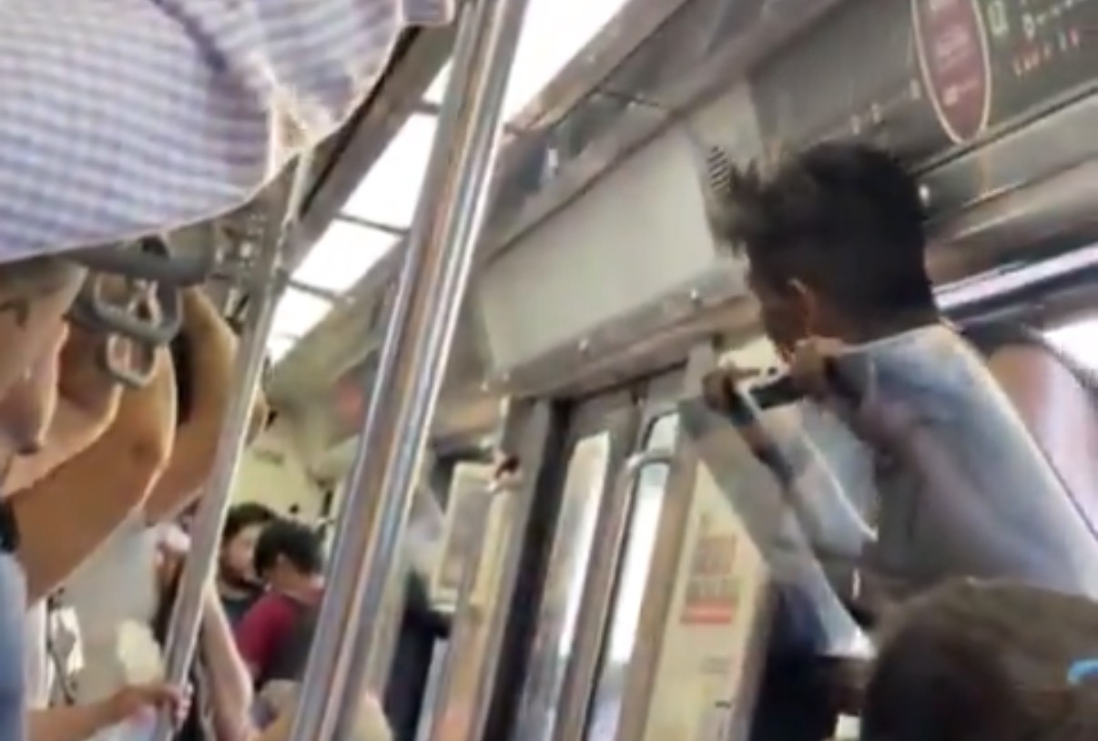Man severely injured after falling onto Guadalajara light rail tracks while clinging to train window - Mexico