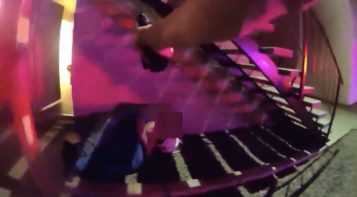 Video shows Phoenix police shooting man who held woman at knifepoint with machete - Arizona