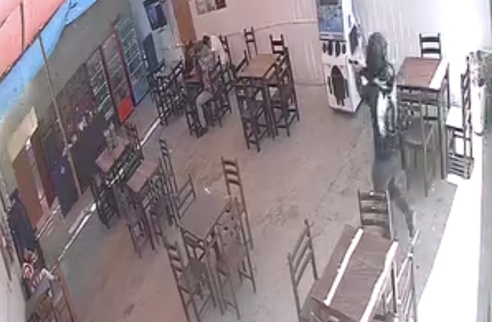 Gunmen kill three men inside restaurant in Hualmay - Peru