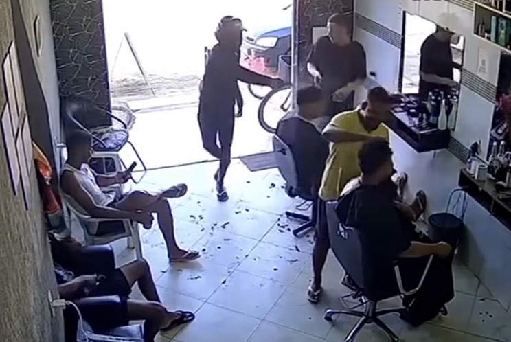 21-year-old shot dead while getting a haircut inside barbershop in Itabela - Brazil