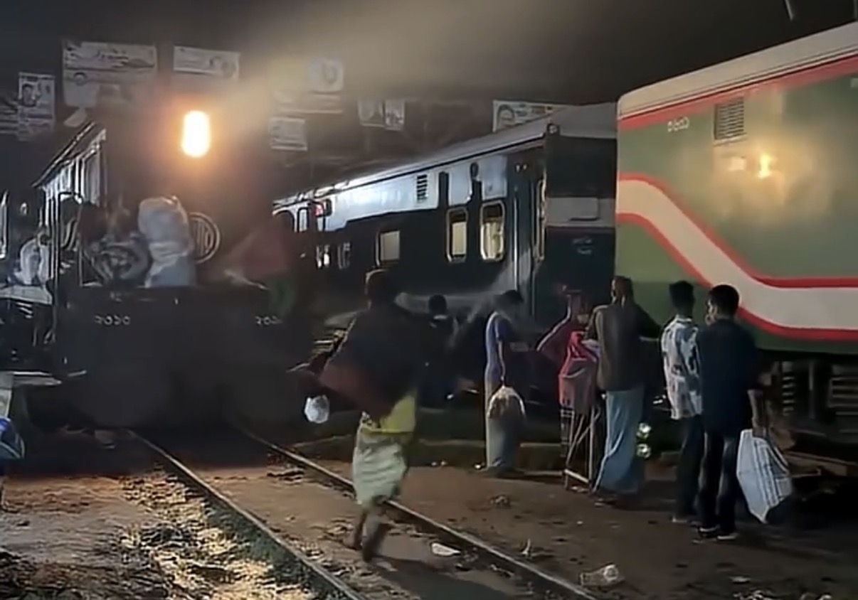 Tragic end for a vegetable vendor who slipped while trying to board a moving train - Bangladesh