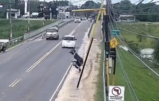 Worker critically injured after falling from ladder during fiber-optic installation in Pilar - Paraguay