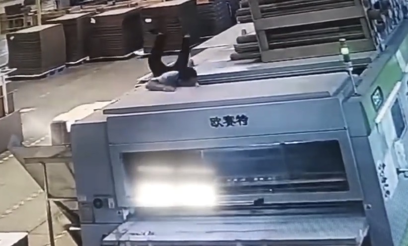 Worker suffers severe hand injury after getting caught in manufacturing machine - China