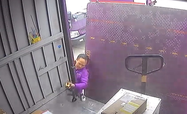 Delivery driver loses life in a tragic truck tailgate accident caught on camera - China