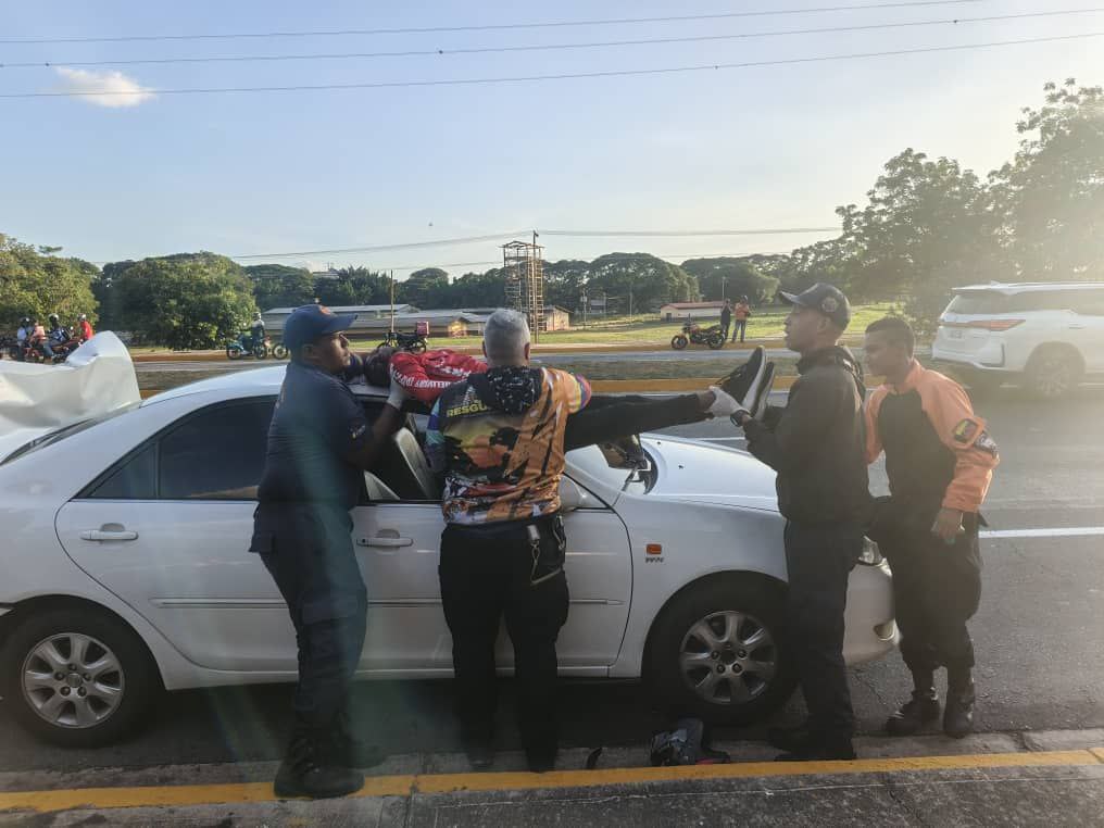 Motorcyclist killed after crashing into wrecked vehicle on Casanova Godoy Street, Maracay - Venezuela