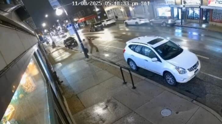Two men shot and killed during armed robbery outside jewelry store in Little Village [Full Video] - Chicago