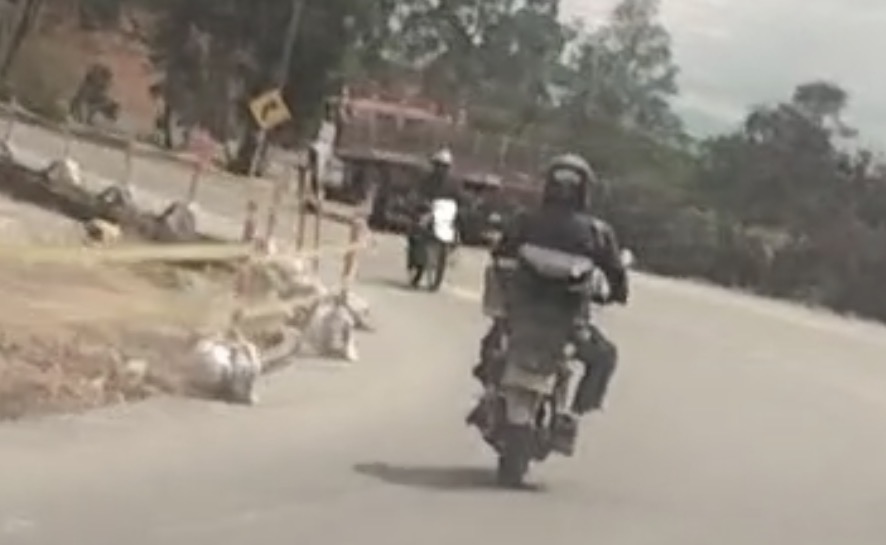 Motorcyclist dies instantly after failed overtaking maneuver on Highway - Colombia