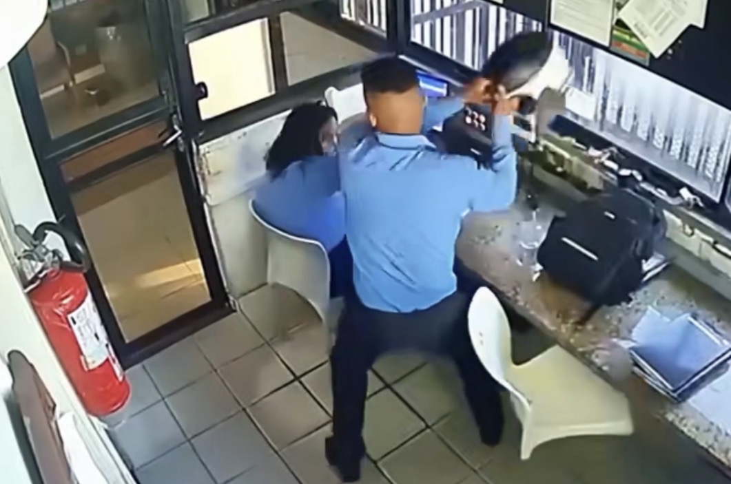 Man attacks coworker with helmet during argument at condominium gate in Salvador - Brazil