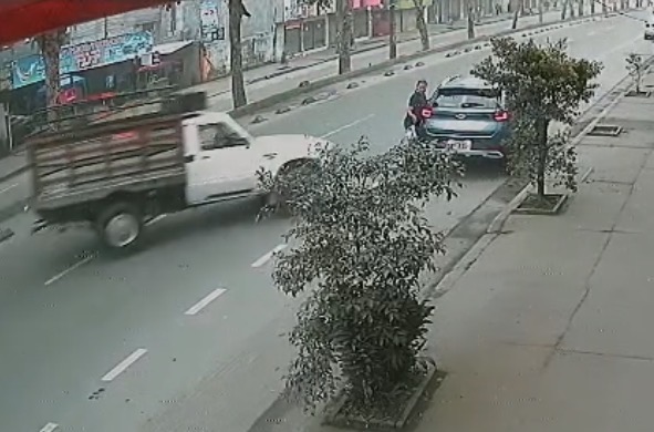 Speeding vehicle hits woman opening hind door, ending her life - Ecuador