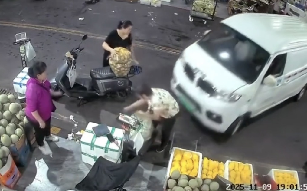 Driver error sends vehicle into shop, ending life of elderly individual, hurting three - China