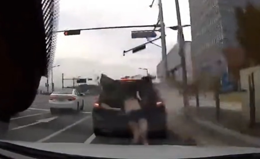 Tesla driver triggers 10-vehicle crash in Daejeon, leaving motorcyclist dead - South Korea