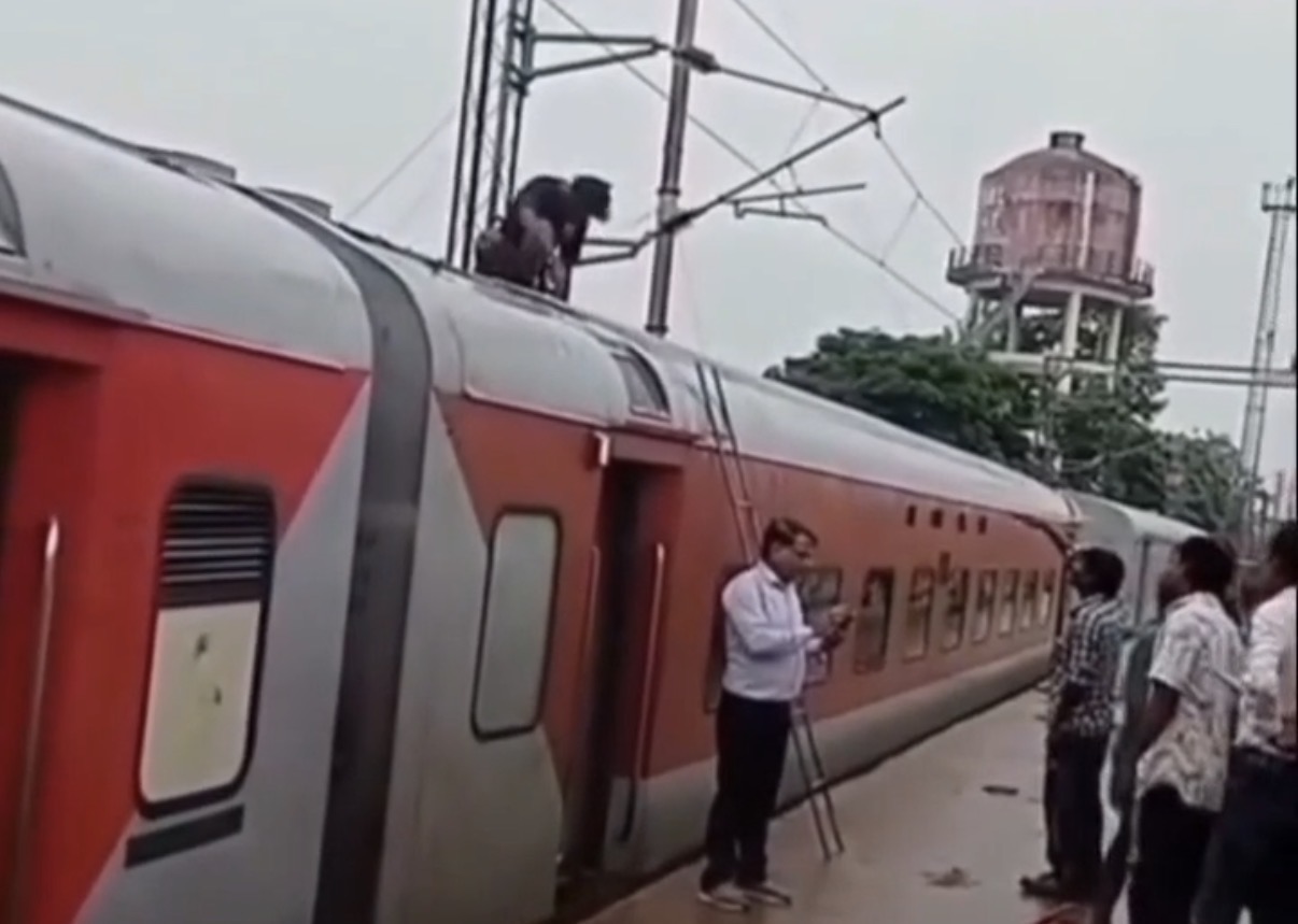 Young worker critically injured after touching high-tension wire while cleaning train - India