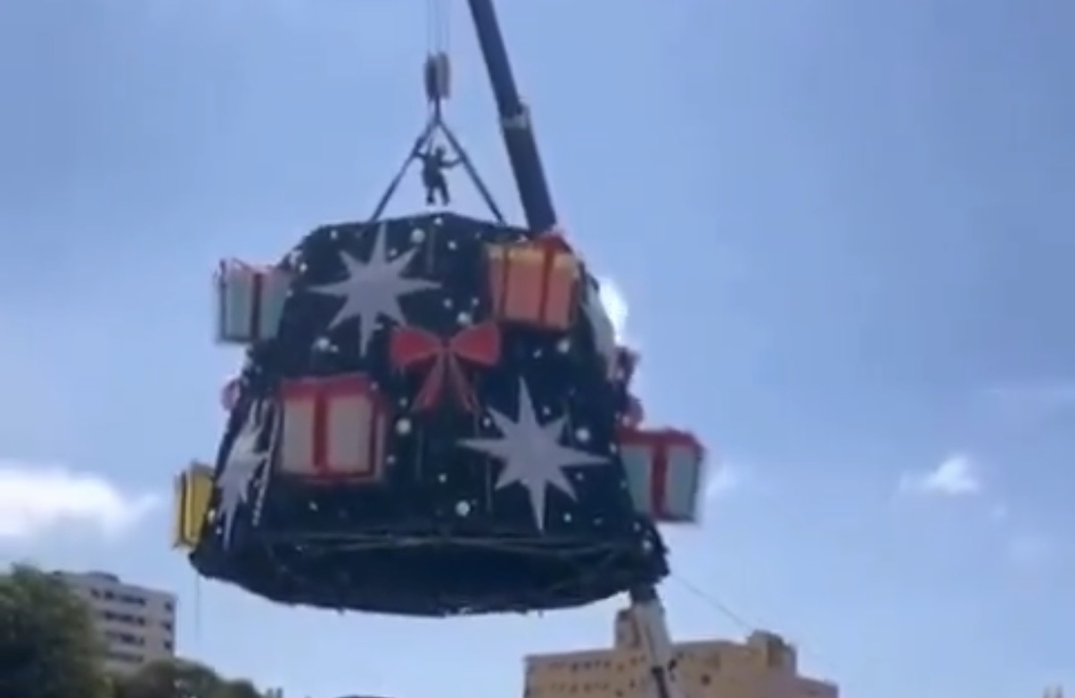 Worker killed and another injured after crane overturns while installing Christmas tree in Manaus - Brazil