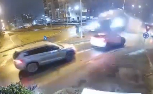Speeding vehicle becomes airborne, vaulting over two cars in serious crash - Romania